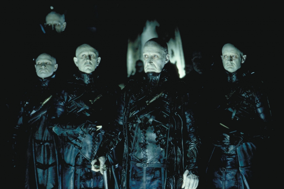 Os 37 Plot Twists Mais Marcantes De Todos Os Tempos 5 5 - Cidade das Sombras (1998) - Dark City - Os 37 Plot Twists mais marcantes de todos os tempos