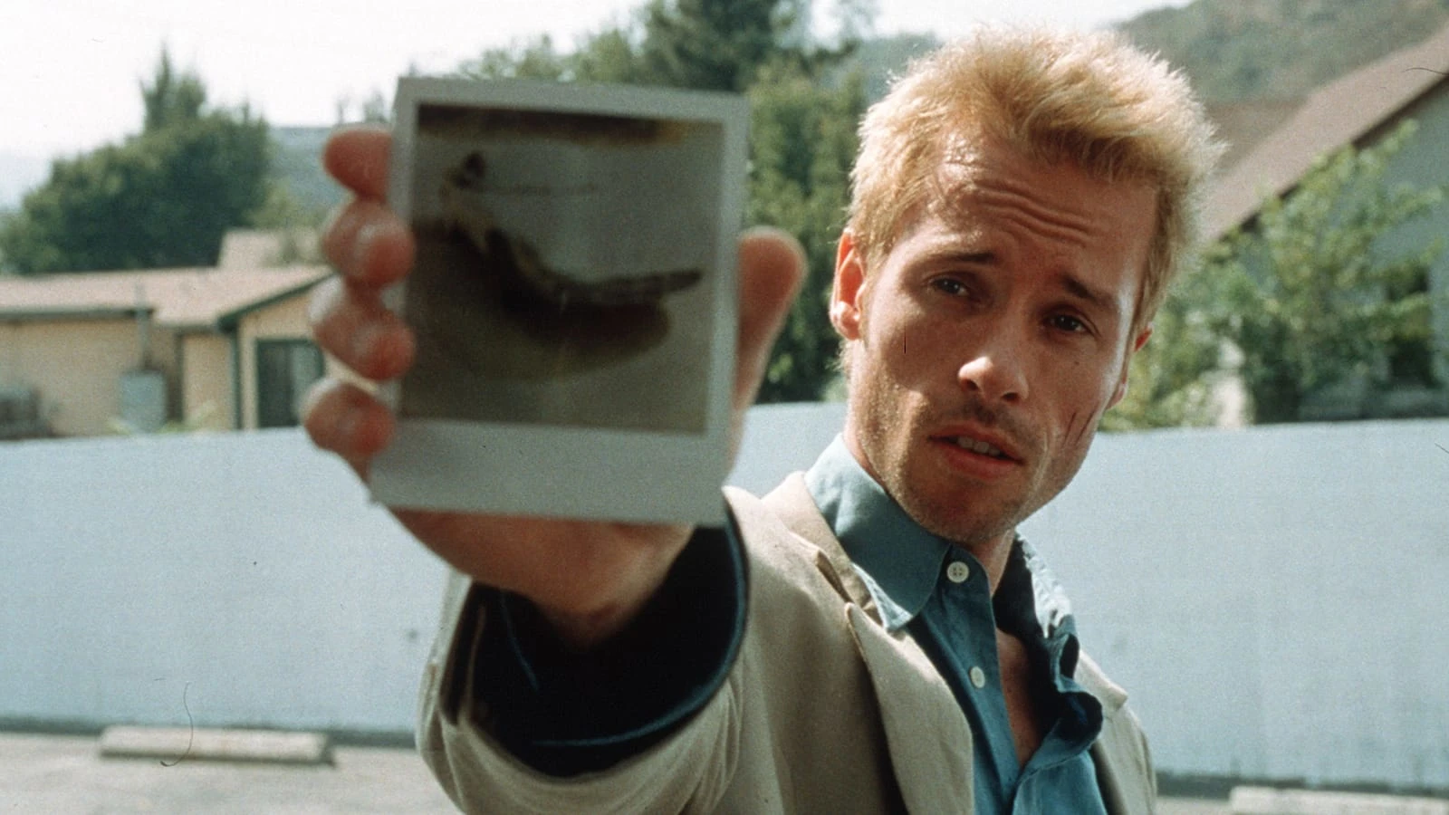 17 - Memento (2000) - Os 37 Plot Twists mais marcantes de todos os tempos