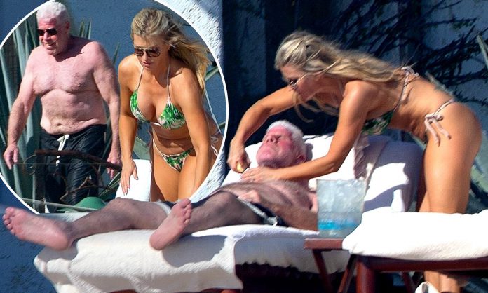 Estrela de 'Filhos da Anarquia' Ron Perlman só sorrisos na beira da piscina ao lado da namorada vestida de biquíni Allison Dunbar Estrela de 'Filhos da Anarquia' Ron Perlman só sorrisos na beira da piscina ao lado da namorada vestida de biquíni Allison Dunbar