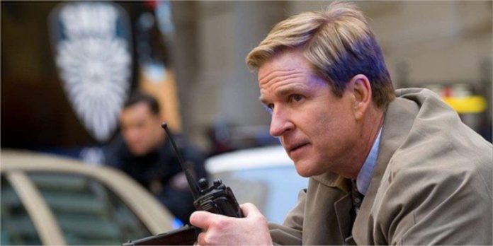 Christopher Nolan corta uma cena de morte 'nauseante' do cavaleiro das trevas sobe para evitar uma possível classificação menor de 17 Christopher Nolan corta uma cena de morte 'nauseante' do cavaleiro das trevas sobe para evitar uma possível classificação menor de 17
