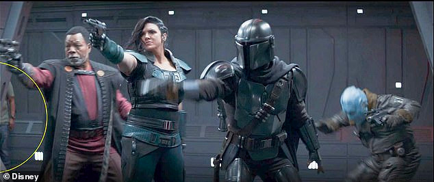 The Mandalorian's  com O CARA DO JEANS no canto esquerdo com uma blusa verde pela Disney +