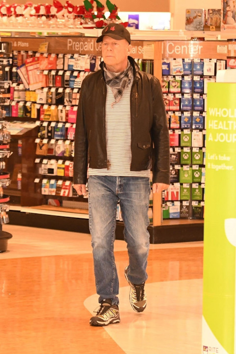 Bruce Willis Pediu Para Sair Da Loja Por 'Se Recusar' A Usar Uma Máscara 1 Bruce Willis visto sem máscara dentro de uma farmácia Rite Aid