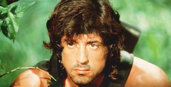 Rambo 2 First Blood Part II 1985 foi quase uma comédia de camaradagem co-estrelado por John Travolta Rambo 2 First Blood Part II 1985 foi quase uma comédia de camaradagem co-estrelado por John Travolta