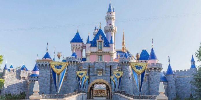 Disneyland definida para reabrir em 30 de abril com o novo Passeio Reimaginado do Desejo Encantado da Branca de Neve Disneyland definida para reabrir em 30 de abril com o novo Passeio Reimaginado do Desejo Encantado da Branca de Neve