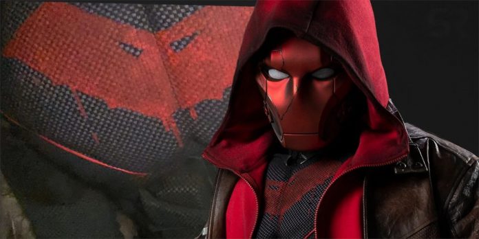Foto do conjunto da 3ª temporada do Titans mostra uma imagem aproximada do traje e logotipo do capuz vermelho texturizado Foto do conjunto da 3ª temporada do Titans mostra uma imagem aproximada do traje e logotipo do capuz vermelho texturizado