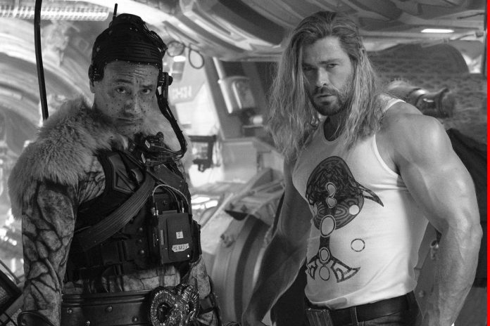 Thor: Love and Thunder: Encerrou Oficialmente a Produção e Todos Ficaram Chocados Com o Novo Visual de Chris Hemsworth Thor: Love and Thunder: Encerrou Oficialmente a Produção e Todos Ficaram Chocados Com o Novo Visual de Chris Hemsworth
