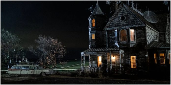 Os Caça-Fantasmas 3 imagens provocam os novos personagens em uma casa assustadora e feixes de prótons Os Caça-Fantasmas 3 imagens provocam os novos personagens em uma casa assustadora e feixes de prótons