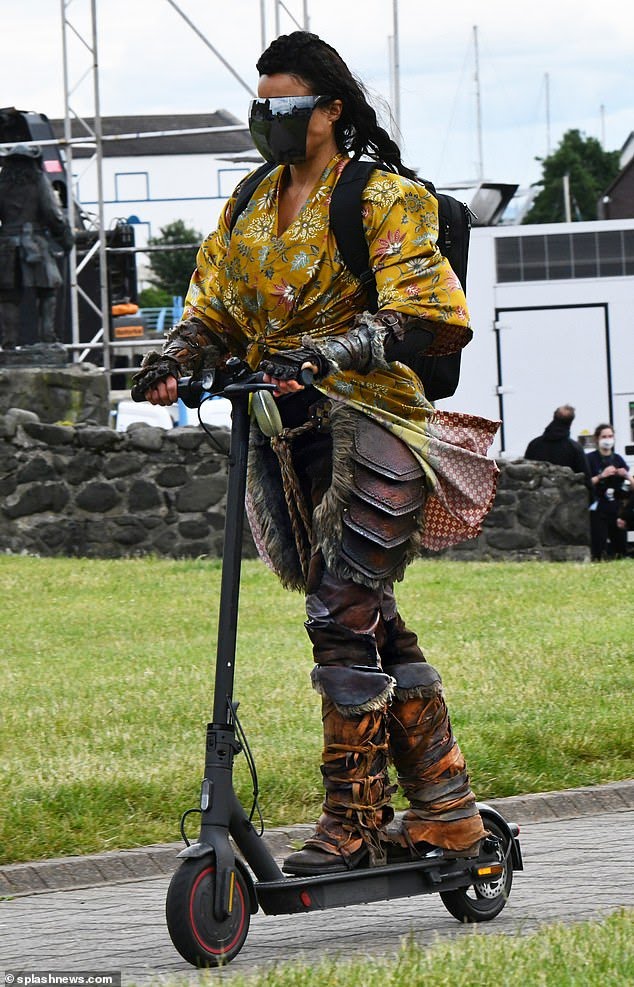 Dungeons &Amp; Dragons 'Caverna Do Dragão': Primeiro Olhar Para As Roupas De Chris Pine &Amp; Michelle Rodriguez 2 Dungeons & Dragons 'Caverna do Dragão': Primeiro Olhar Para as Roupas de Chris Pine & Michelle Rodriguez
