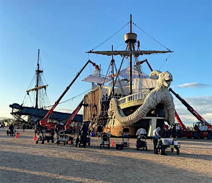 Fotos do set de Filmagens do live-action de One Piece supostamente revelam um primeiro olhar para os navios piratas do chapéu de palha Fotos do set de Filmagens do live-action de One Piece supostamente revelam um primeiro olhar para os navios piratas do chapéu de palha