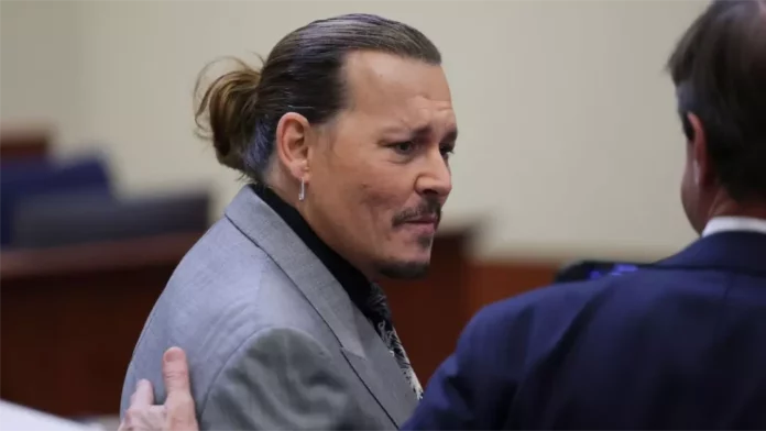 Veja a reação de Johnny Depp quando o executivo da Disney é perguntado se o estúdio já teve a ideia de pagar ao ator mais de 'um milhão de alpacas' por Piratas do Caribe Veja a reação de Johnny Depp quando o executivo da Disney é perguntado se o estúdio já teve a ideia de pagar ao ator mais de 'um milhão de alpacas' por Piratas do Caribe