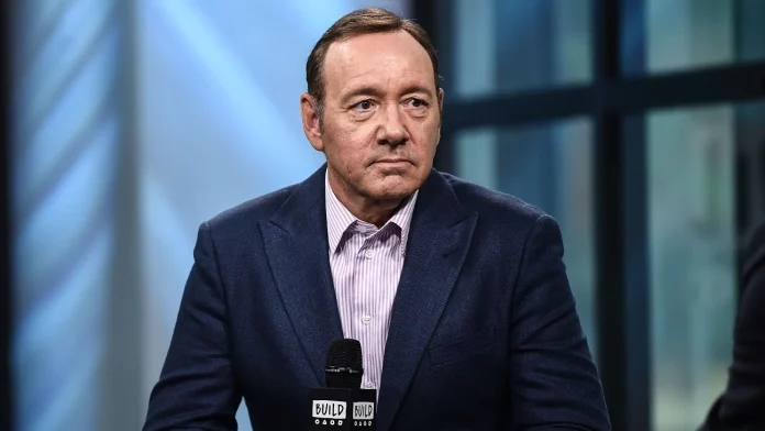 Produtores de filmes de Kevin Spacey respondem às acusações de agressão sexual no Reino Unido: 'Há aqueles que desejam que ele não aja' Produtores de filmes de Kevin Spacey respondem às acusações de agressão sexual no Reino Unido: 'Há aqueles que desejam que ele não aja'