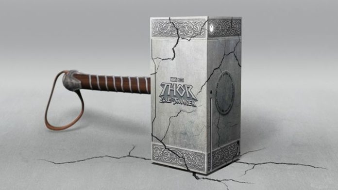 Um novo sorteio dá aos fãs de Thor: Love and Thunder a chance de ganhar uma edição limitada do Xbox Series X projetada para se parecer com o Mjolnir. Um novo sorteio dá aos fãs de Thor: Love and Thunder a chance de ganhar uma edição limitada do Xbox Series X projetada para se parecer com o Mjolnir.