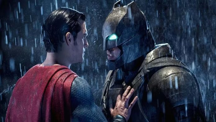 As negociações de substituição de Affleck e Cavill começaram logo após a Liga da Justiça ser bombardeada As negociações de substituição de Affleck e Cavill começaram logo após a Liga da Justiça ser bombardeada