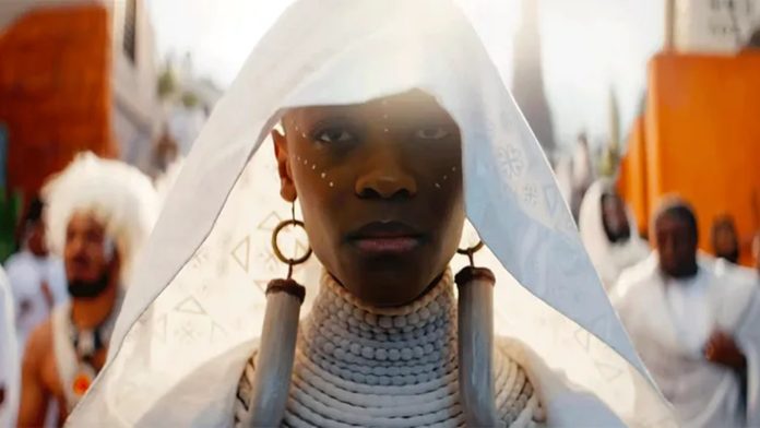 A Marvel Studios estreou um primeiro pôster solene de Black Panther: Wakanda Forever em conjunto com o lançamento do trailer na SDCC. A Marvel Studios estreou um primeiro pôster solene de Black Panther: Wakanda Forever em conjunto com o lançamento do trailer na SDCC.